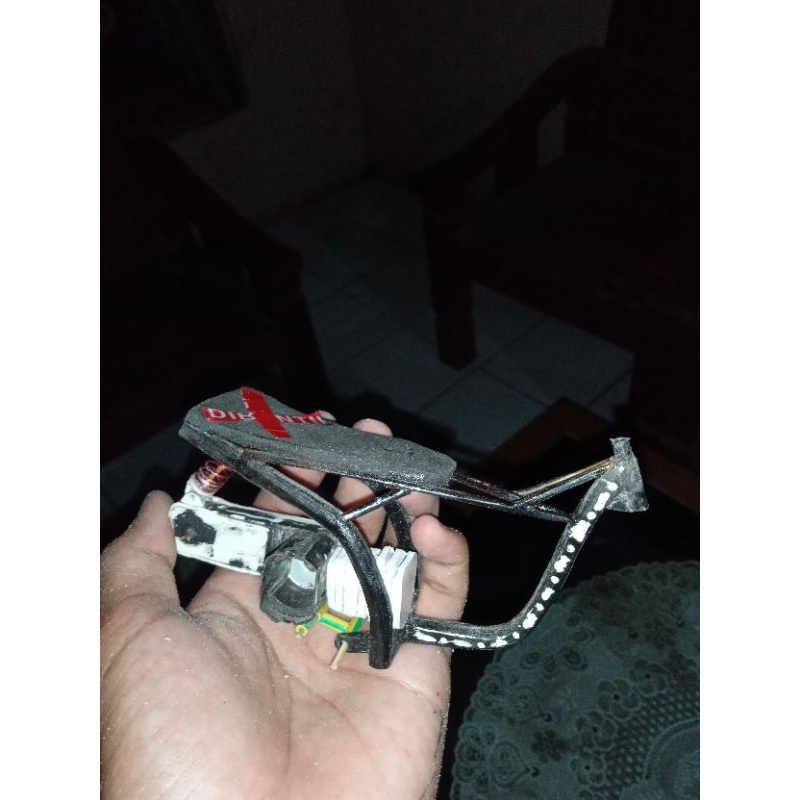 Rangka dan mesin miniatur motor vario drag