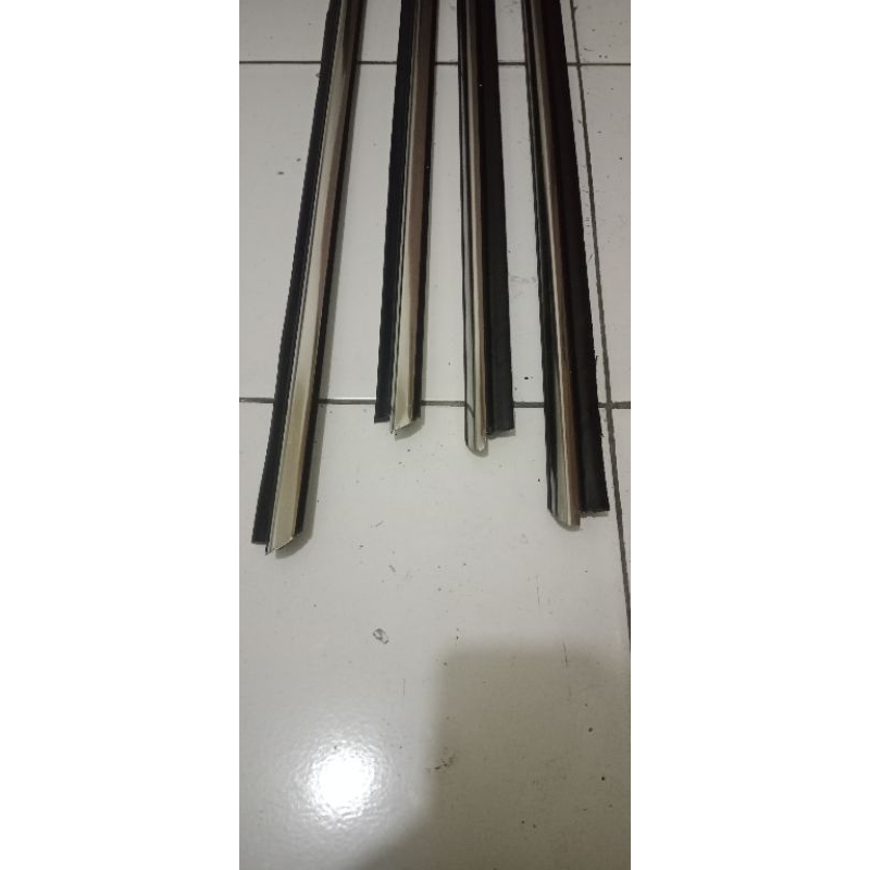 pelipit kaca calya/sigra crhome