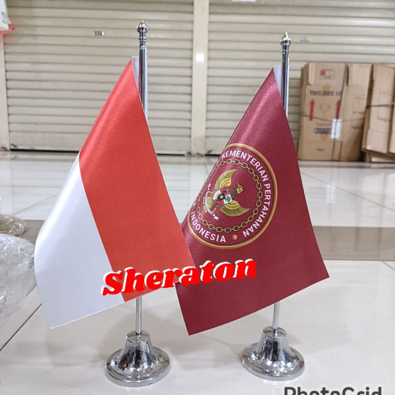 

bendera merah putih+bendera logo Kementerian Pertanian/Kemhan+tiang stenlis meja