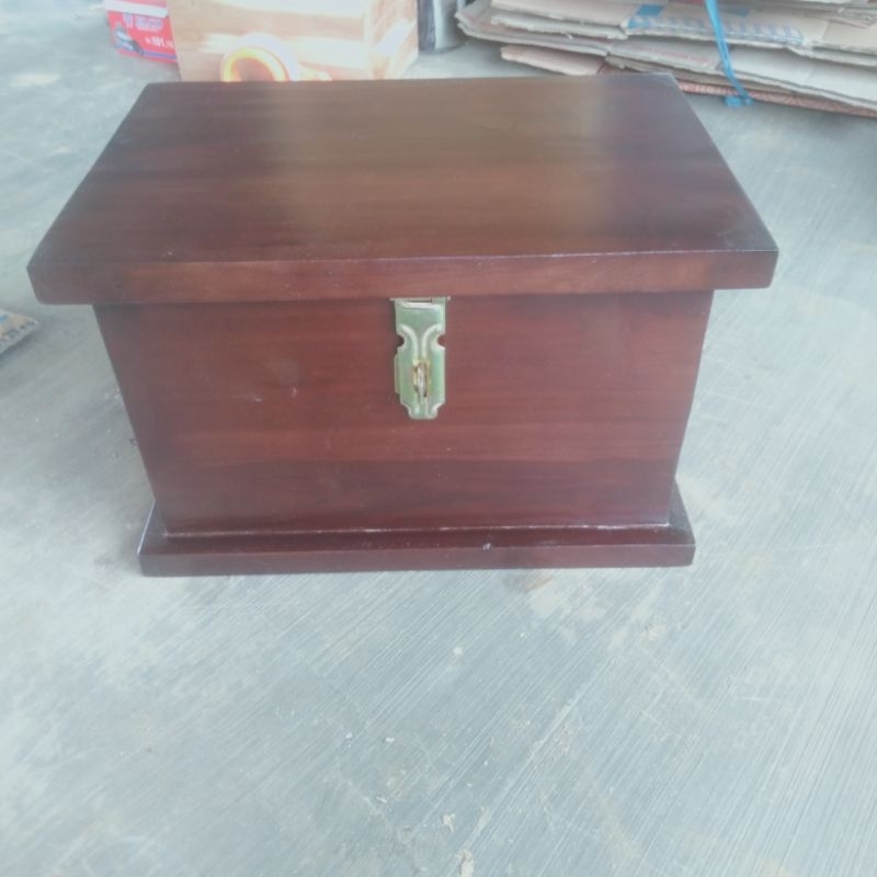 kotak uang kotak antik dari kayu jati asli dengan kunci gembok