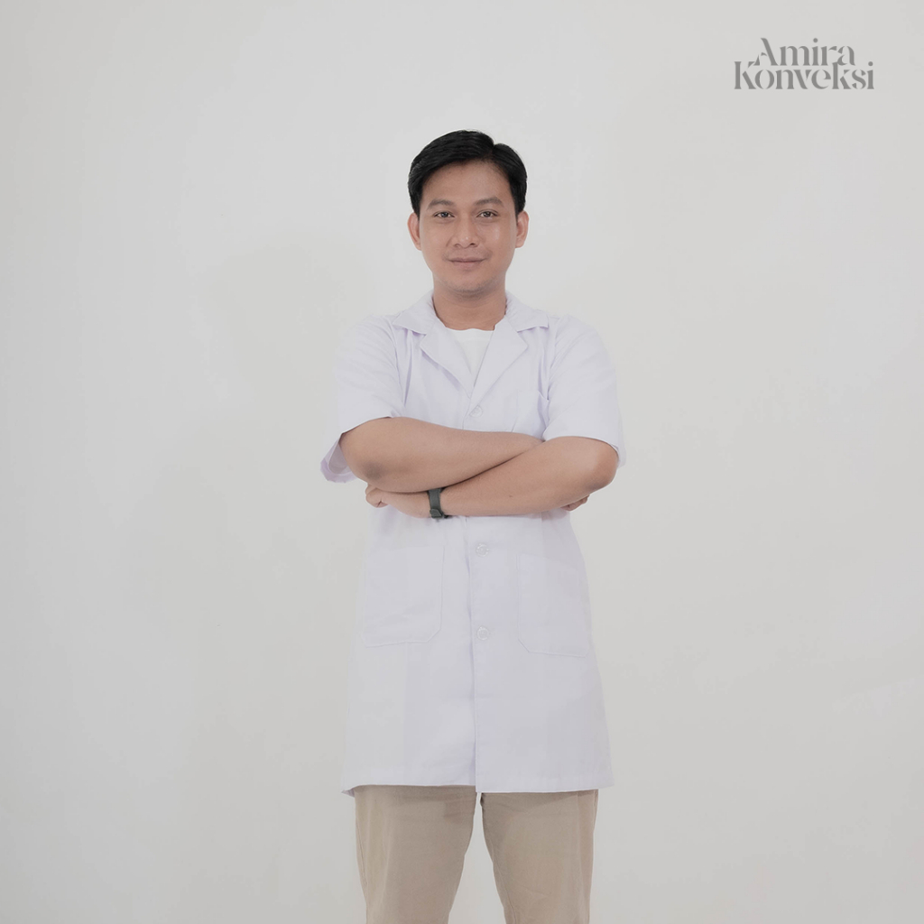 Jas Lab Dokter Lengan Pendek Pria Warna Putih – Saku Depan & Kerah Jas Elegan