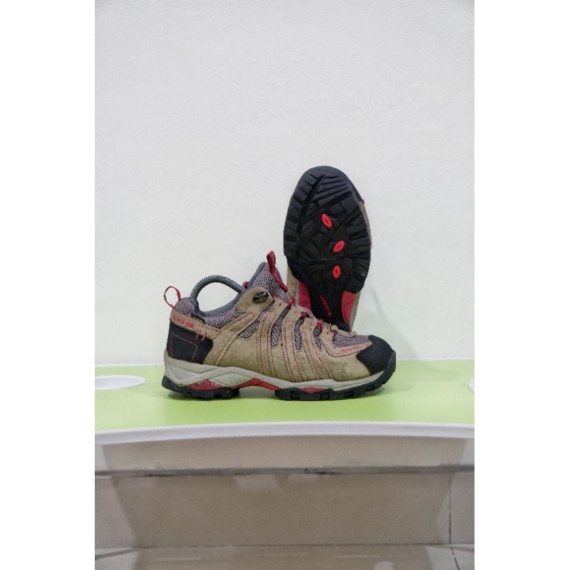 Sepatu gunung Blackyak