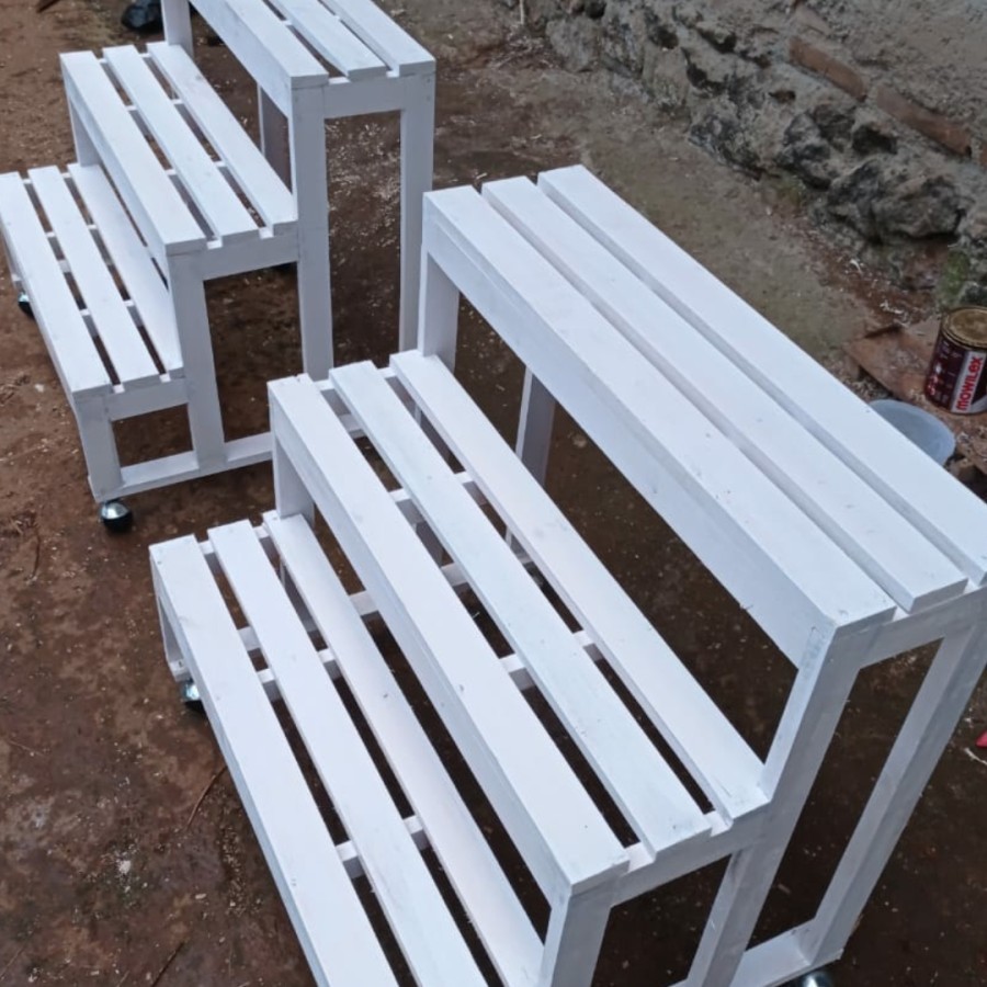 rak tanaman 3 susun kayu minimalis