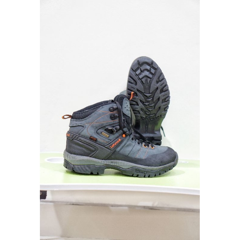 Sepatu gunung Lafuma