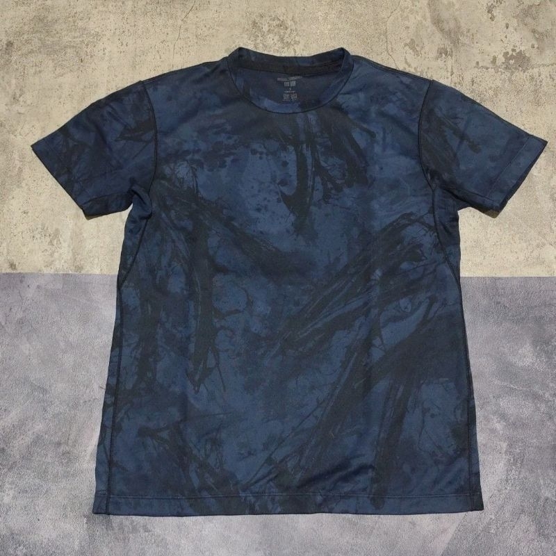 Baju kaos pria uniqlo x meguru yamaguchi motif