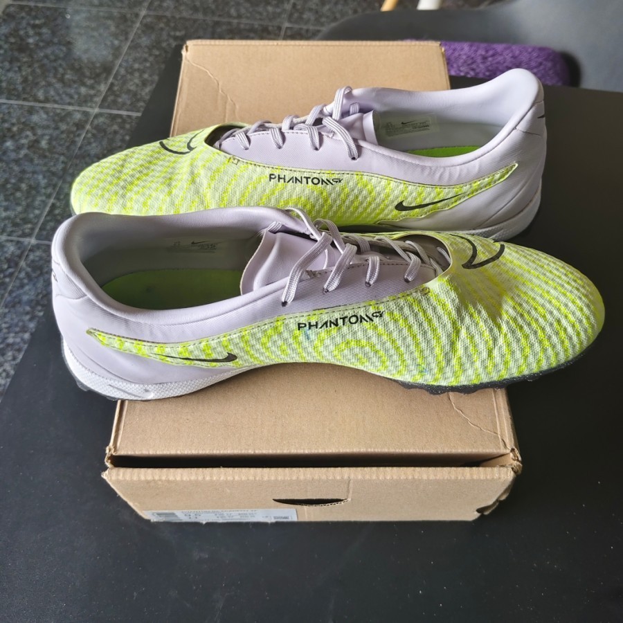 Sepatu Bola Sepatu Futsal Sepatu mini soccer Nike Phantom GX Academy TF Sepatu Lapangan Turf ukuran 