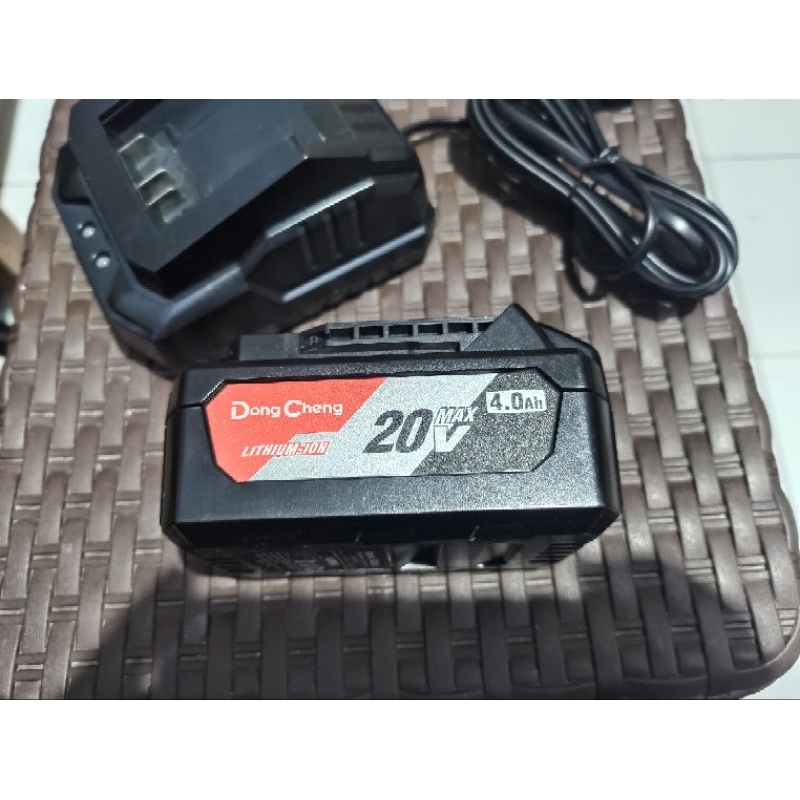 Baterai dongcheng 20v 4ah bekas seperti baru