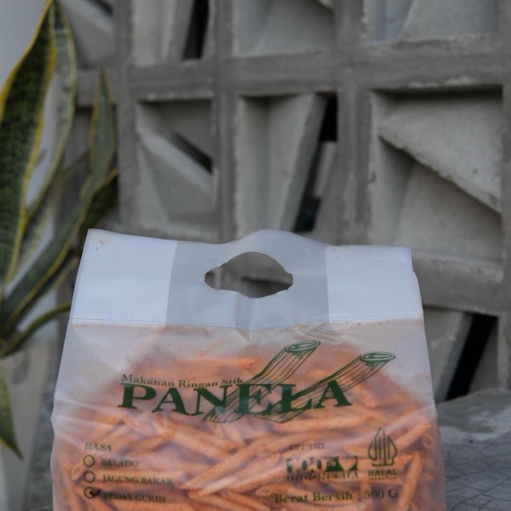 

Ay00! 1 KARTON snack PANELA STIK BENTUK BAMBU isi 2 kantong total 1kg - pedas gurih - 2 rasa mix