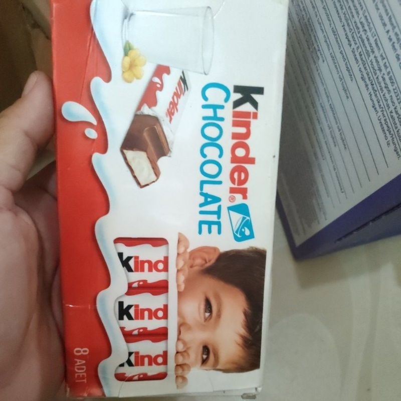 

coklat kinder joy isi 8