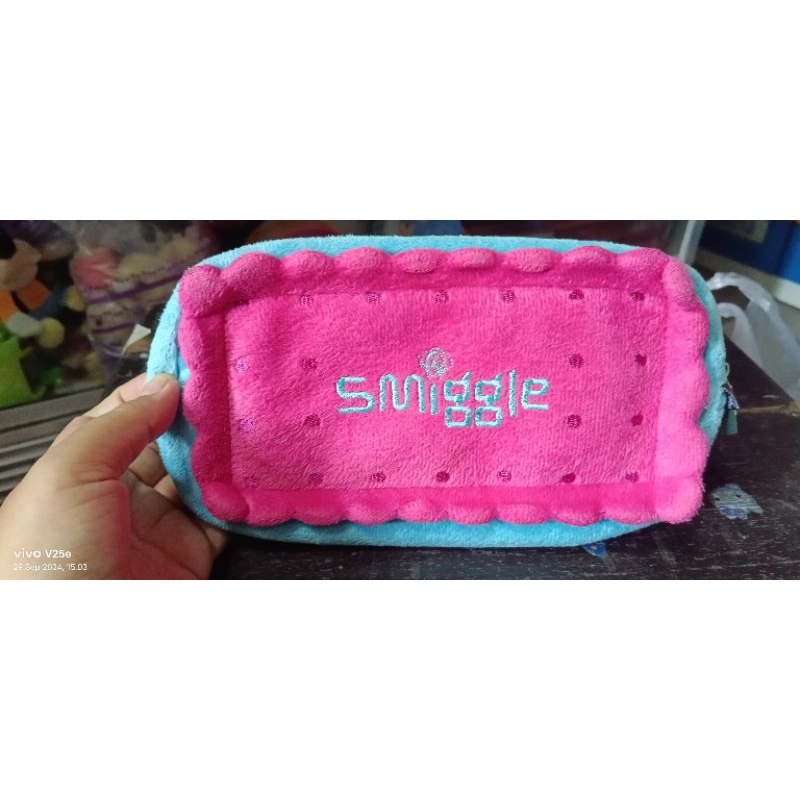 

kotak pensil kain smiggle