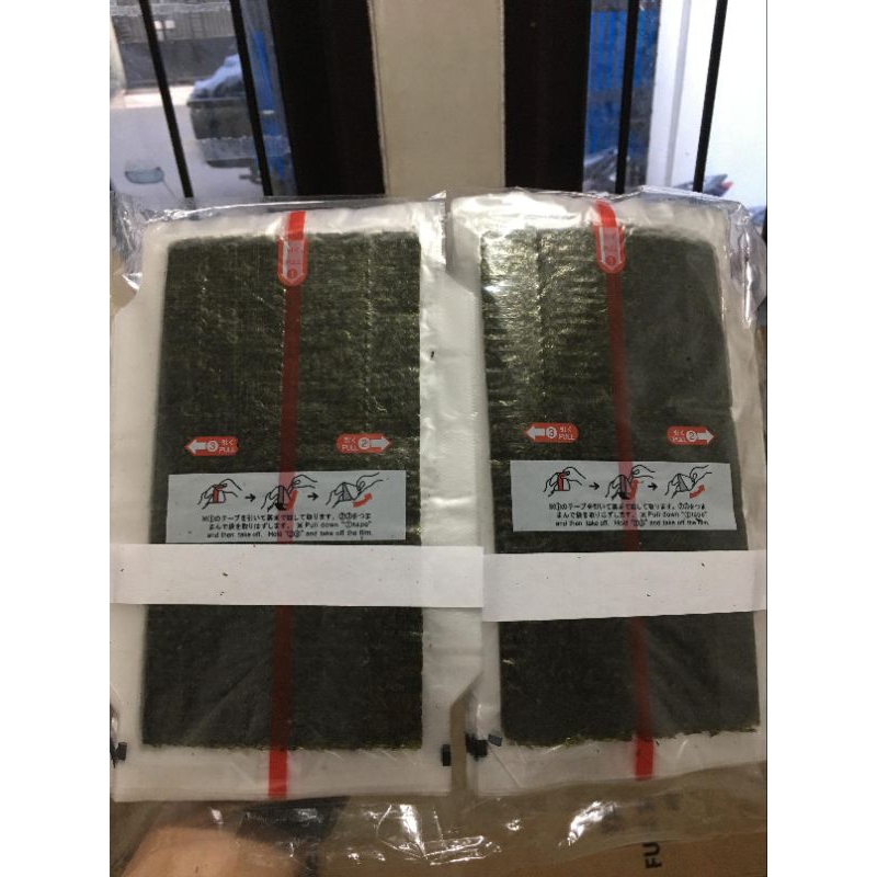 

ONIGIRI TRIANGEL PREMIUM QUALITY 1 SHEET/LEMBAR | NORI UNTUK MEMBUAT ONIGIRI