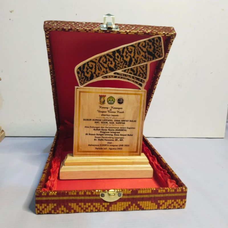 Plakat kayu ukir/plakat kayu/kenang-kenangan/kado/cendramata/kado/plakatcustom/kenangkenangancustom