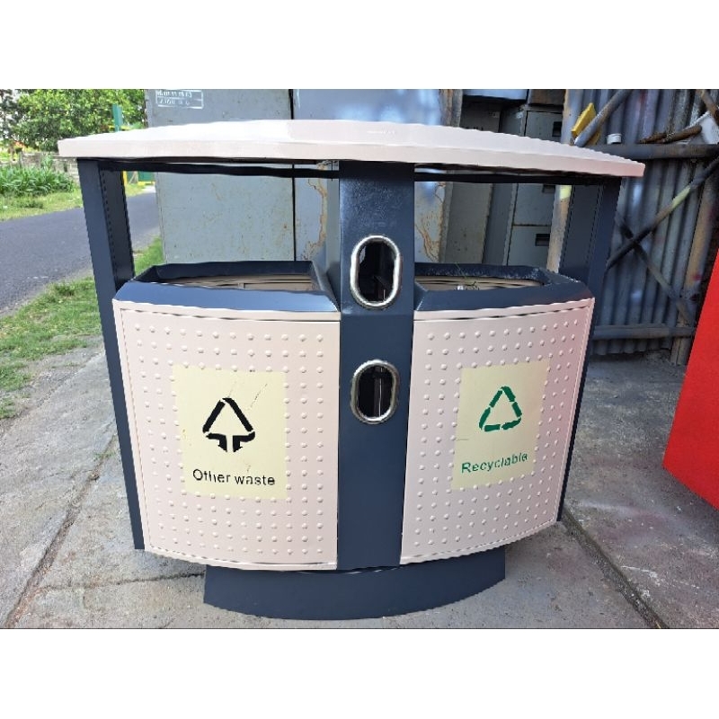 Tempat sampah krisbow dust bin compartment 2 outdoor recycle KRISSBOW 10088876