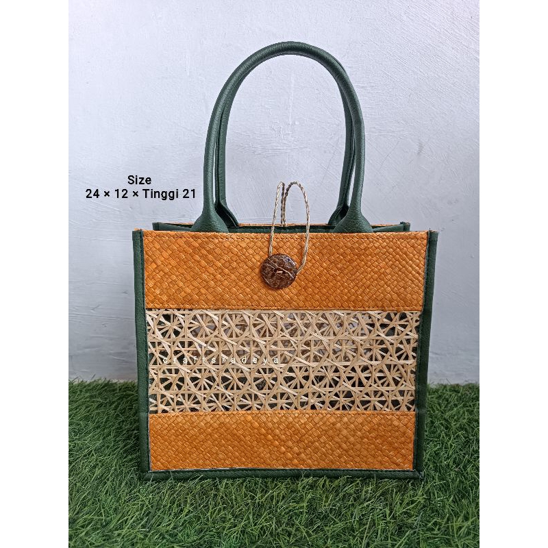 

Tas Mika Bambu Tutup Batok Medium / Keranjang Hampers Toples Souvenir Best-seller