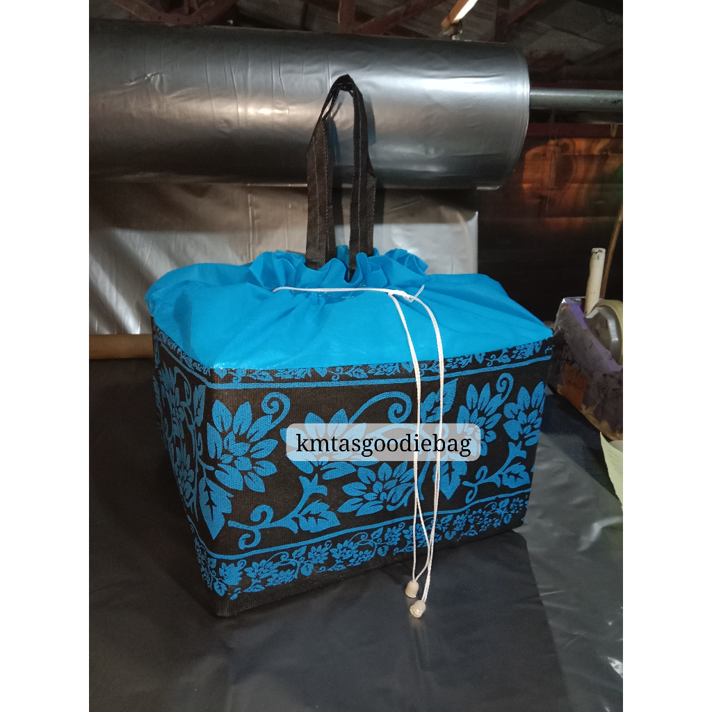 

Goodiebag Serut Motif Bawah Uk (22cmx22cm)/pcs