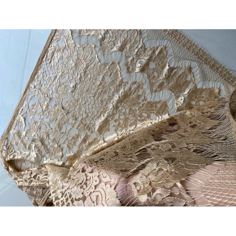 Kain kebaya metalik Warna Oatmeal tersedia untuk 1 baju dan 2 baju