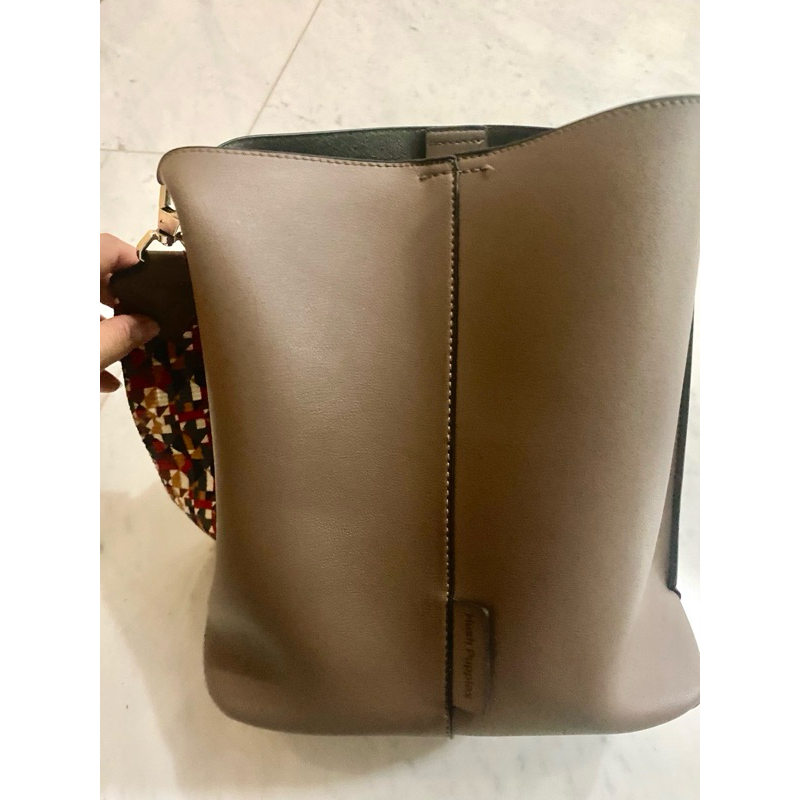 Hush puppies- Lulu shoulder bag warna TAUPE