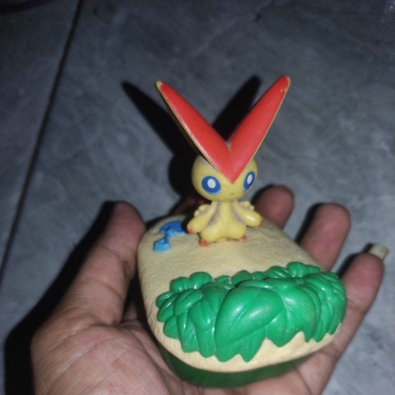 Figure Victini McD 2011