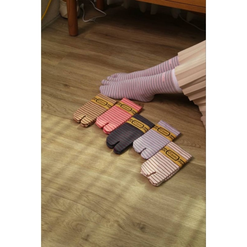 kaos kaki sashee jempol garis