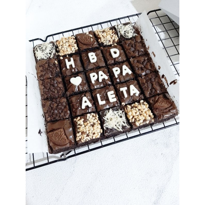 

Fudgy Brownies 20x20/ 25 bites (custom tulisan)