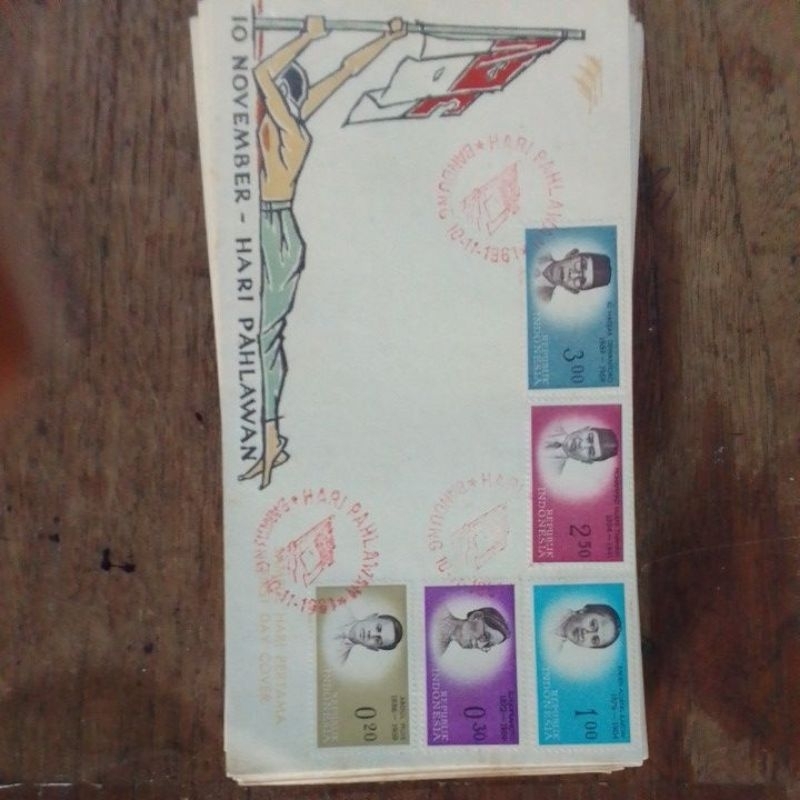 

perangko kuno tema hari pahlawan terbit hari pertama