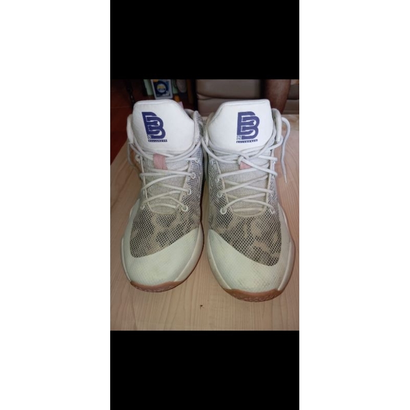 Sepatu basket Ballerbro size 41 preloved second
