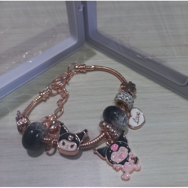 Gelang Kuro dan melo Pandora Gold.