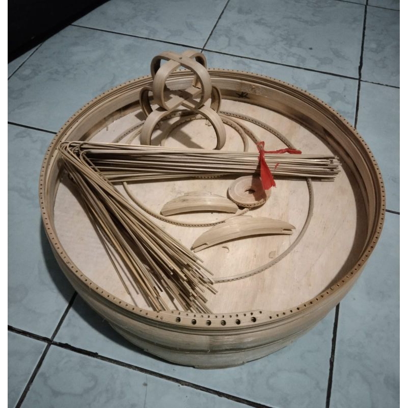 sangkar burung branjangan ambrukan halusan berbagai jenis ukuran terbuat dari bambu tua.