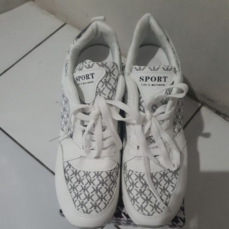 sepatu fashion ori sport putih abu uk 40