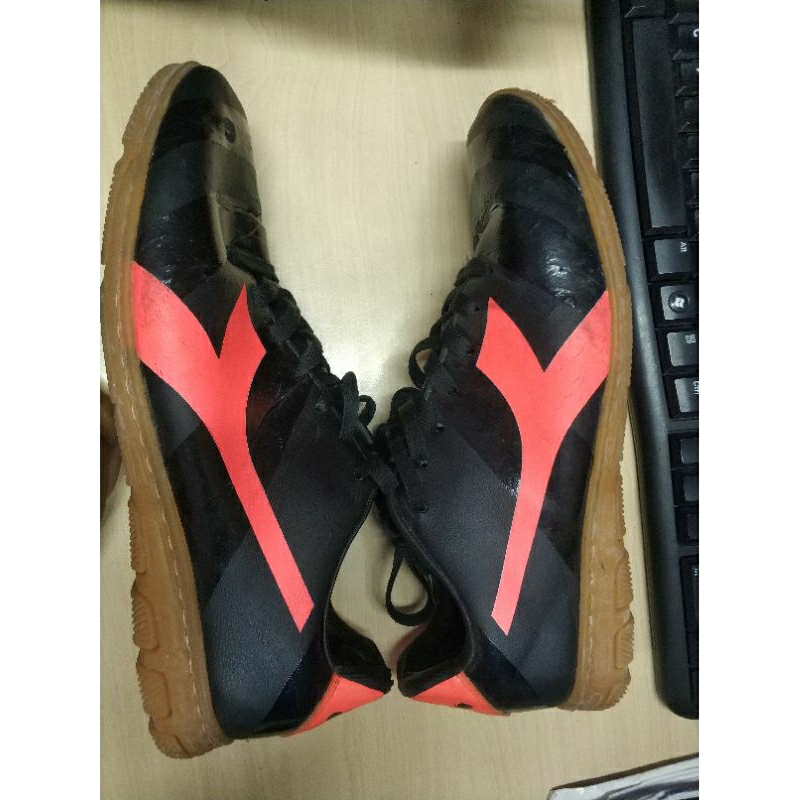 sepatu futsal bekas
