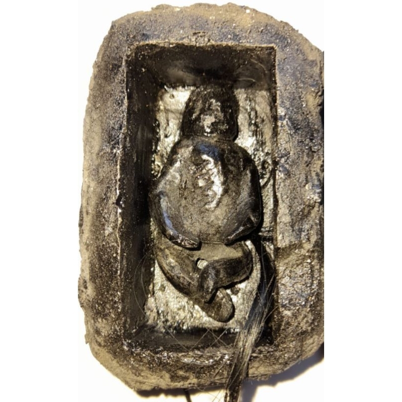 Golek kencana dari batu sama petinya