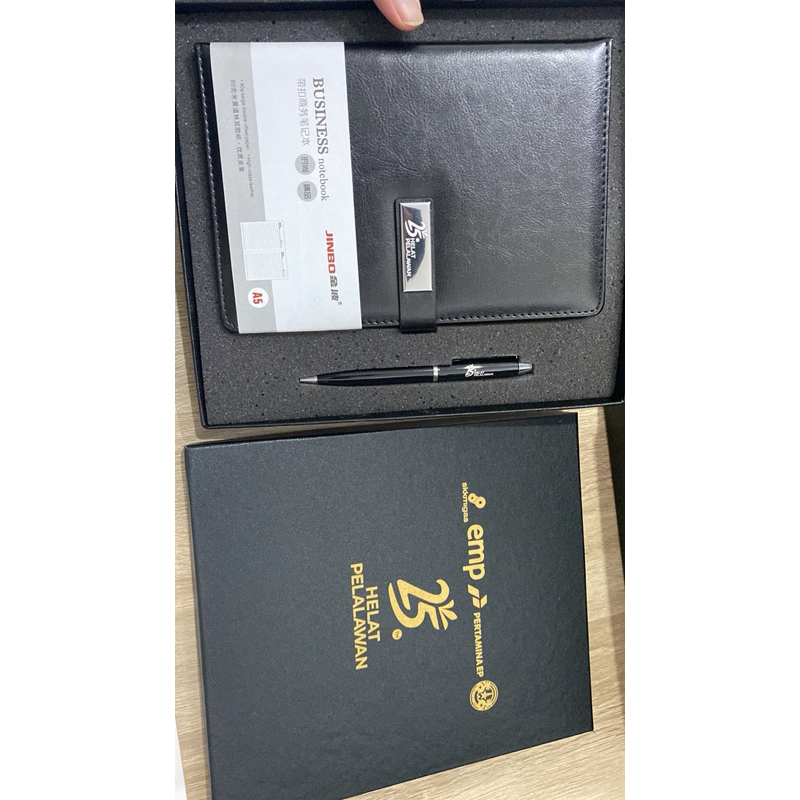 

ghg FREE Custom Grafir Nama Giftset Souvenir Eksklusif Notebook AG A5 Dan Pulpen Hampers Mewah Event