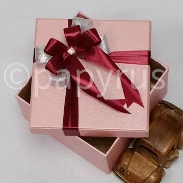 

PAPYRUS 15x15 Tinggi 5cm Kotak Kado Gift Box