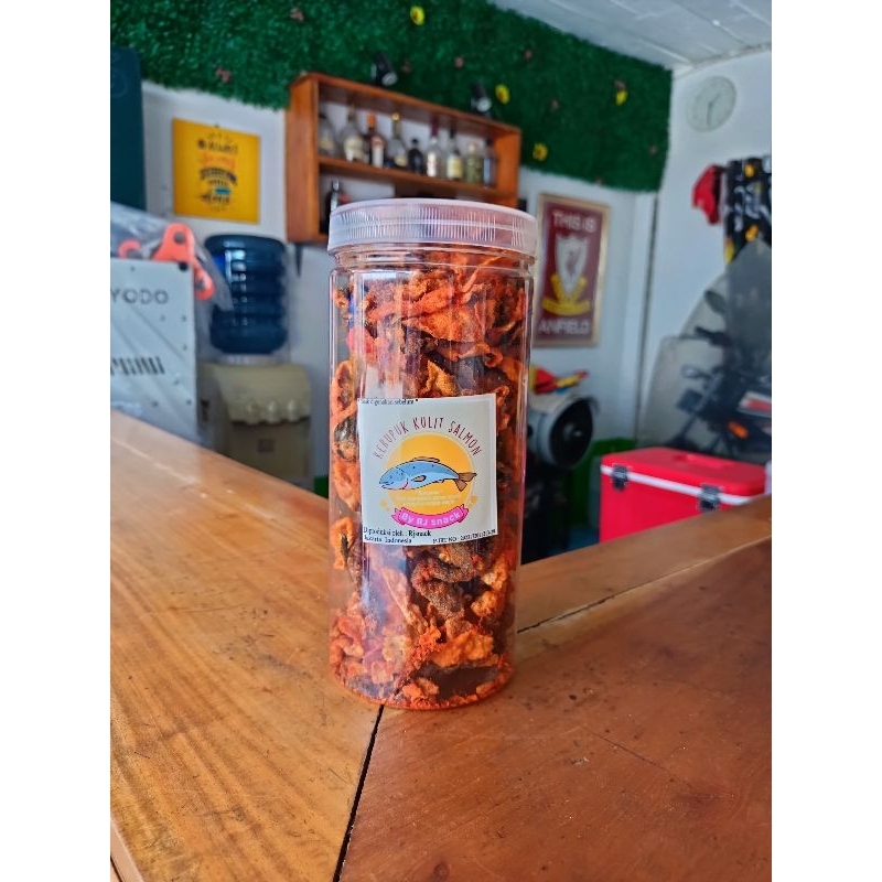 

Kerupuk Kulit Ikan Salmon Cemilan Kekinian Varian Rasa Spicy Kemasan Toples Besar