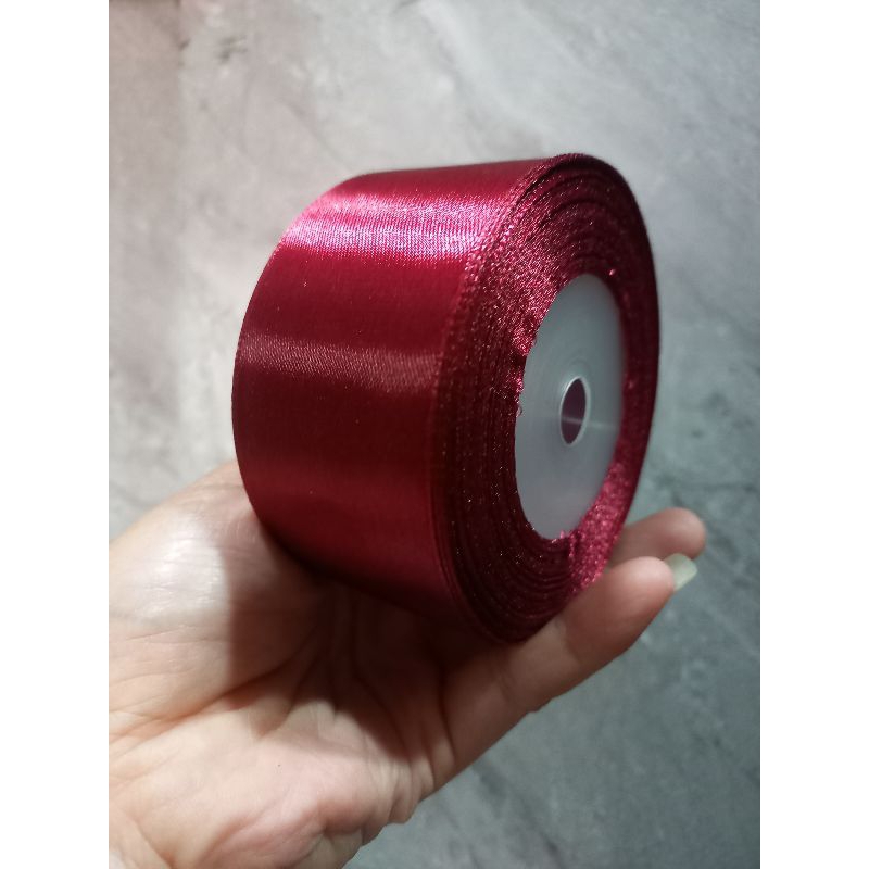 

Pita Satin Warna Maroon Ukuran 4cm (1,5 inch) 1 Roll 23 meter