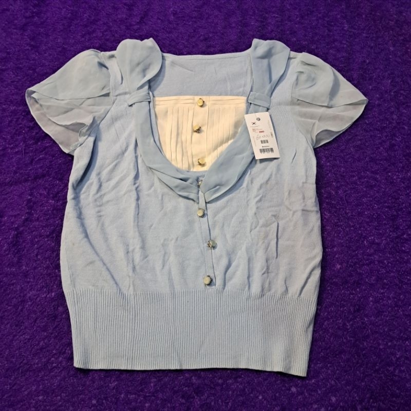 Blus Biru Mutiara – Atasan Kecil dengan Hiasan Kancing