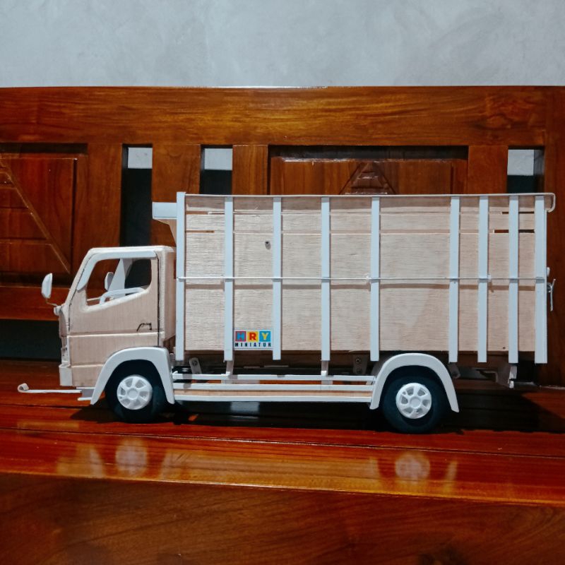 Miniatur truk Canter skala 1:12 bahan utama triplek dan pvc. miniatur truk oleng