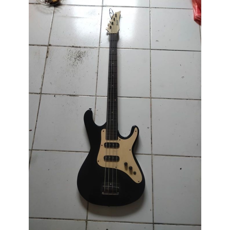 Gitar bass merek Ibanez