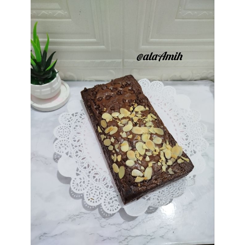 

Fudgy Brownies topping choco almond. Fudgy brownies premium