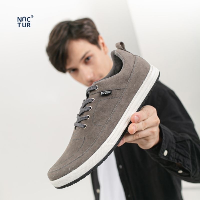 Sepatu snekers casual pria