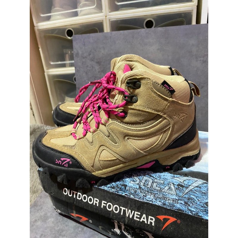 Preloved_Sepatu_Gunung_Wanita