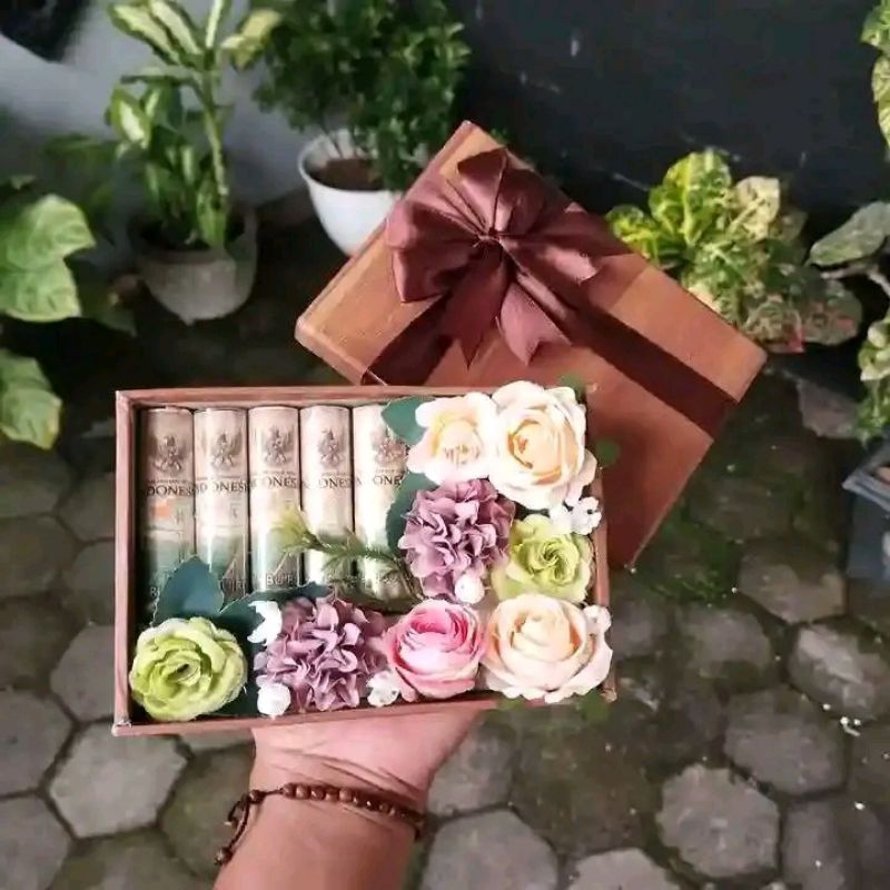 

box hampers uang, bunga