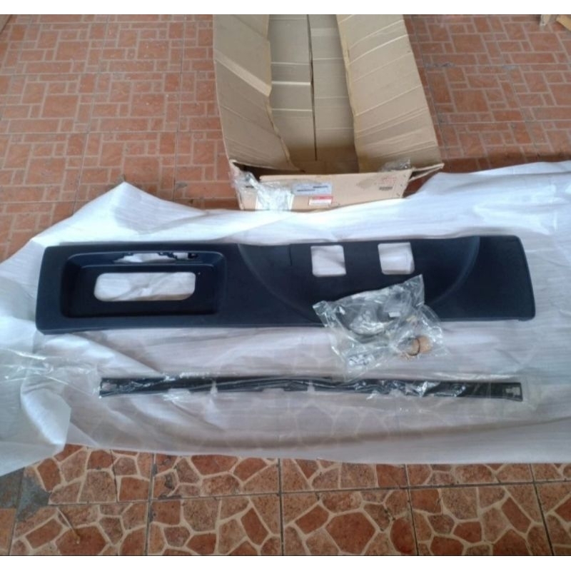 garnish pintu bagasi belakang bawah honda crv 2005 2006 ori