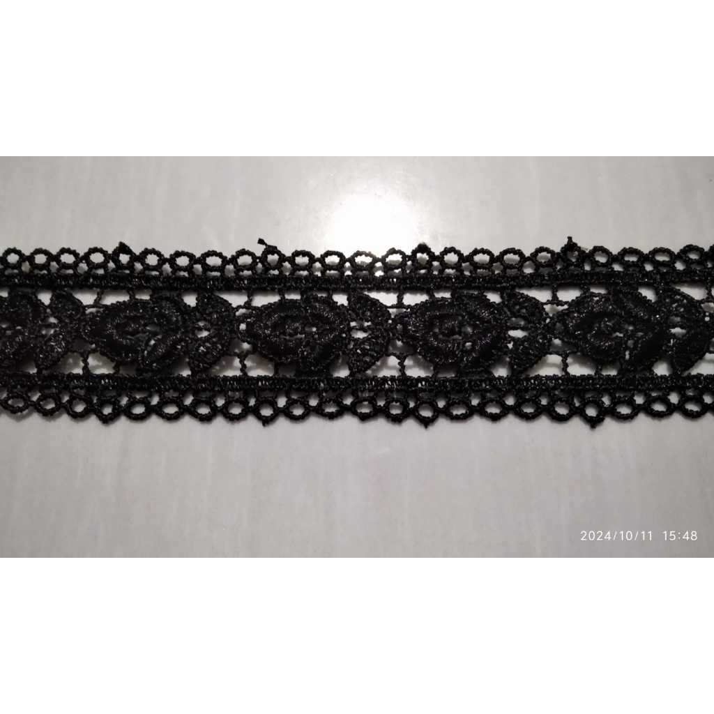 Renda bunga lebar 3,5 cm. (0,5 meter).