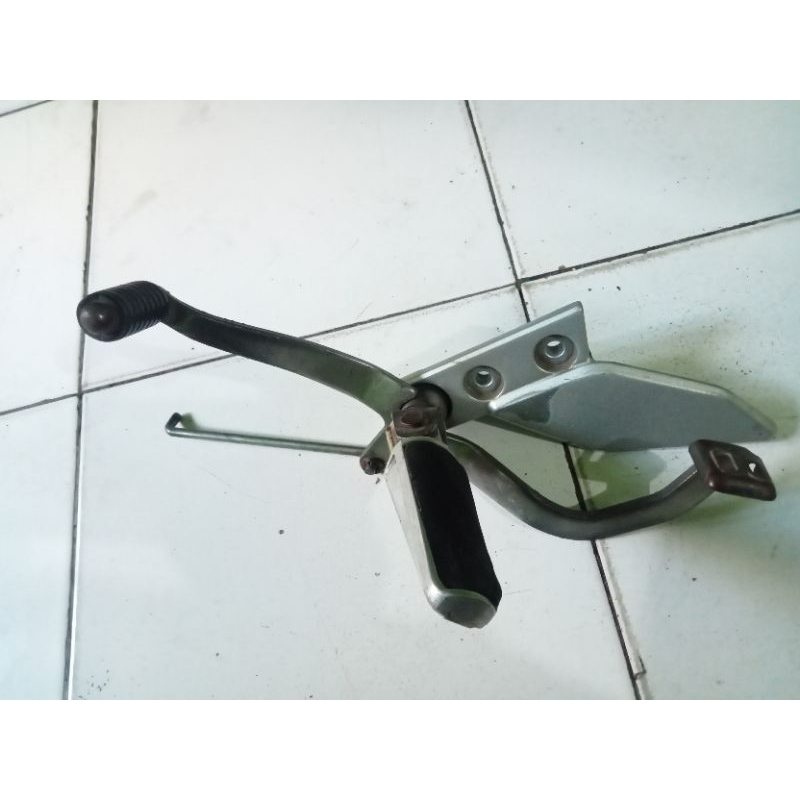 foot step dudukan step depan Vixion old kiri L original