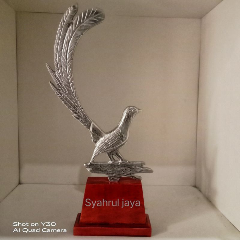 Piala Trophy Logam Alumunium Murmer Motif Murai Ekor Panjang