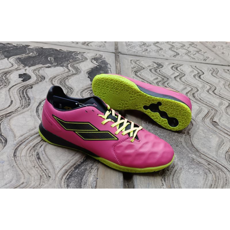 mills sepatu futsal T-riton Sabre in