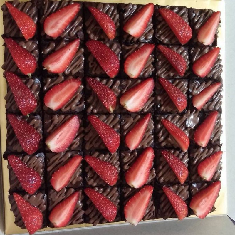 

[BR39][GLUTEN FREE][BISA CUSTOM]Brownies Fudgy Dark Chocolate Topping strawberry/ Hampers Kue Ulang Tahun/Fudgy Brownies dark chocolate / Fudgy Brownies Shiny Crust