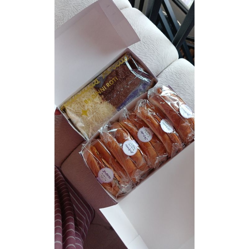 

bundling roti sisir ekonomis (mix 5 rasa) + bolu pandan