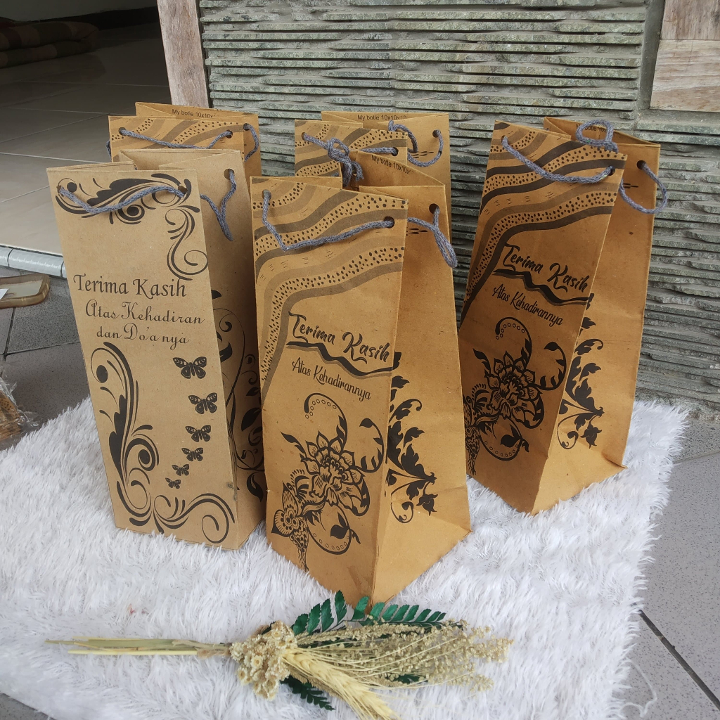 

1 lusin ( isi 12 pcs ) Paper bag 10x10x10 (PxLxT) paperbag BOTOL MINUMAN terima kasih batik